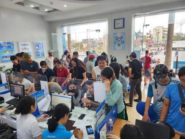Người dân có mặt tại các điểm giao dịch VNPT tại Hải Phòng để sạc điện thoại và cập nhật các thông tin quan trọng liên quan tới tình hình mưa bão
